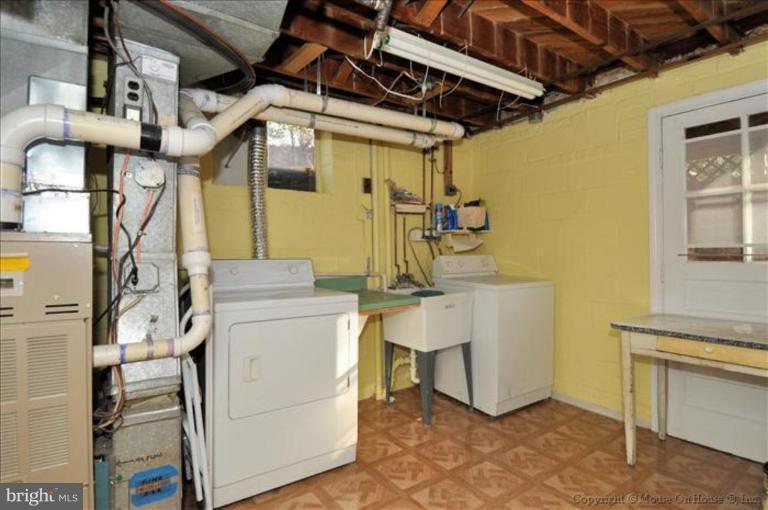 602 Lanark Way Silver Spring, MD 20901 - Photo 19 of 24 a utility room with dryer and washer