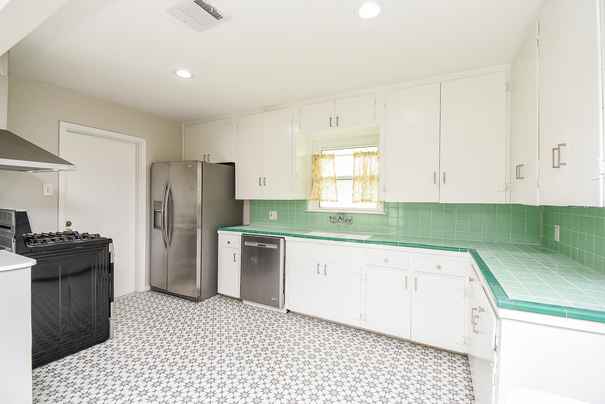 7901 Ridgeview Drive Houston, TX 77055 - Photo 11 of 37 a kitchen with a sink a refrigerator and a stove