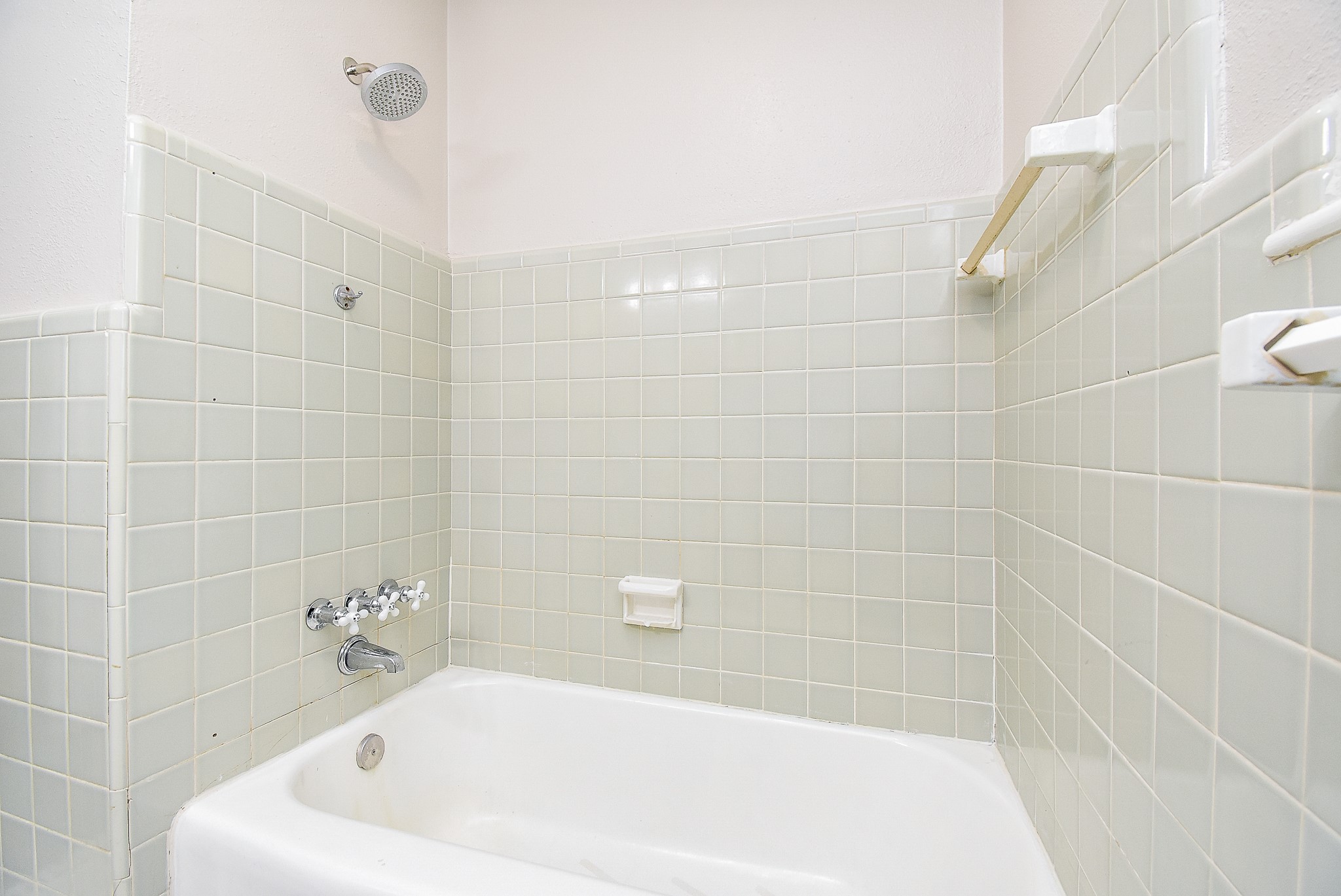 7901 Ridgeview Drive Houston, TX 77055 - Photo 22 of 37 a bathroom with a bathtub