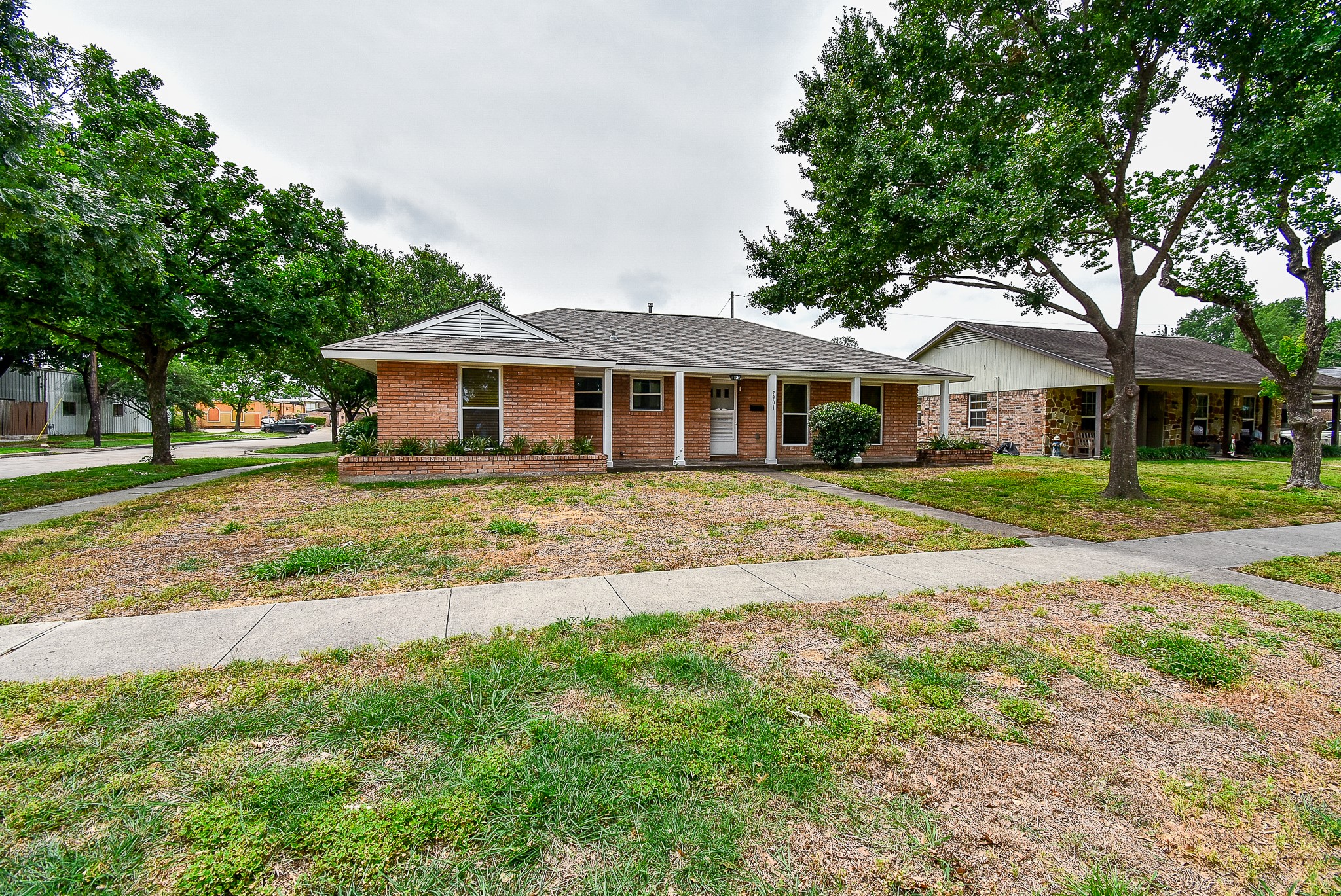 7901 Ridgeview Drive Houston, TX 77055 - Photo 31 of 37 a front view of a house with a garden
