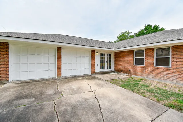 a view of backyard of the house