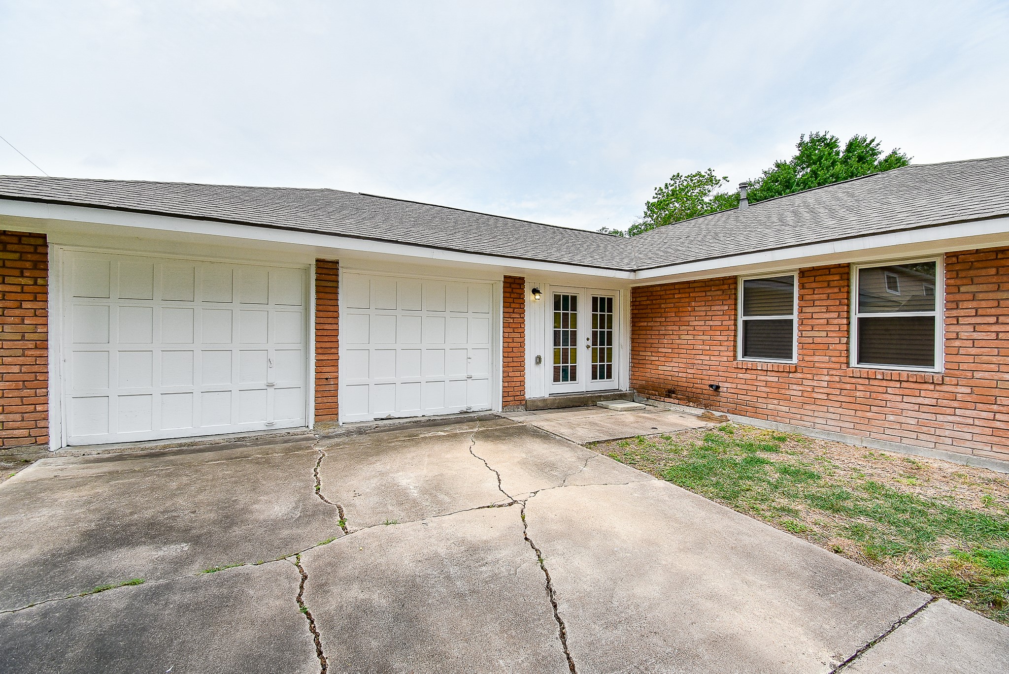 7901 Ridgeview Drive Houston, TX 77055 - Photo 32 of 37 a view of backyard of the house