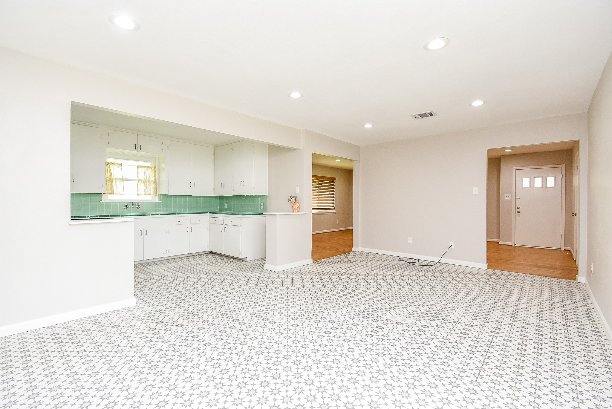 7901 Ridgeview Drive Houston, TX 77055 - Photo 9 of 37 a view of an empty room and a kitchen