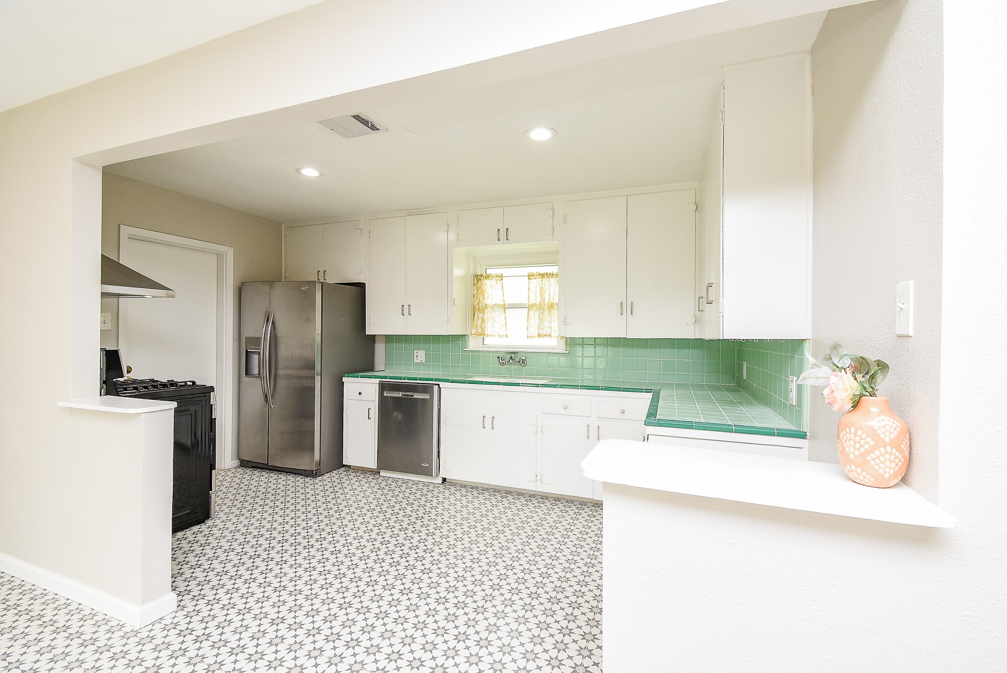 7901 Ridgeview Drive Houston, TX 77055 - Photo 10 of 37 a kitchen with a refrigerator a sink and a stove