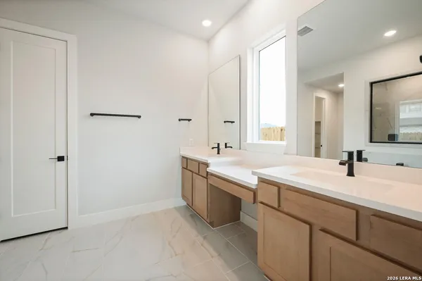 $563,542 | 152 Lacey Oak, Castroville, TX 78009