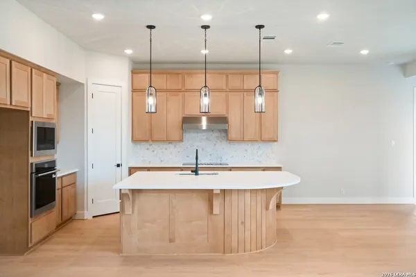 $563,542 | 152 Lacey Oak, Castroville, TX 78009