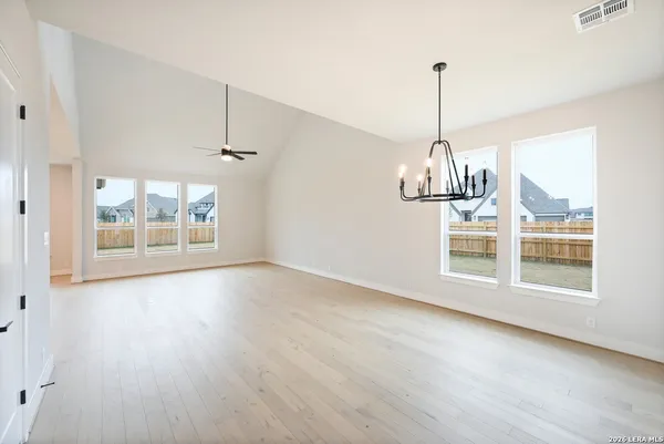 $563,542 | 152 Lacey Oak, Castroville, TX 78009