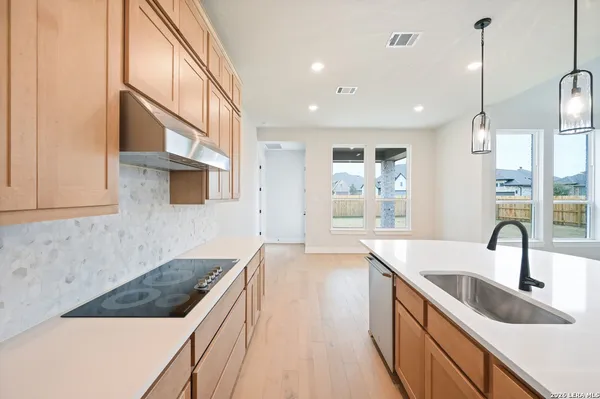 $563,542 | 152 Lacey Oak, Castroville, TX 78009