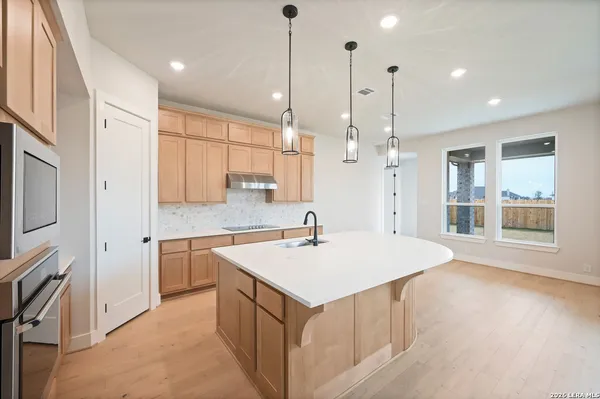 $563,542 | 152 Lacey Oak, Castroville, TX 78009