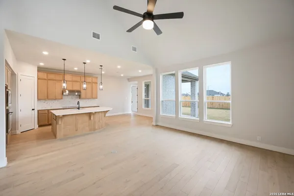 $563,542 | 152 Lacey Oak, Castroville, TX 78009