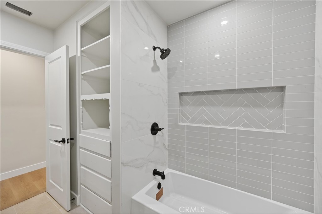 942 North Encina Avenue Rialto, CA 92376 - Photo 36 of 49 a bathroom with a bathtub