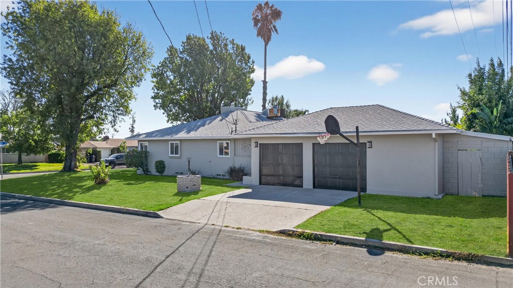 942 North Encina Avenue Rialto, CA 92376 - Photo 5 of 49 a front view of house with yard and green space