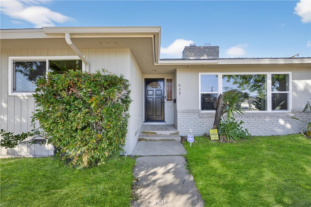 942 North Encina Avenue Rialto, CA 92376 - Photo 6 of 49 a front view of a house with garden