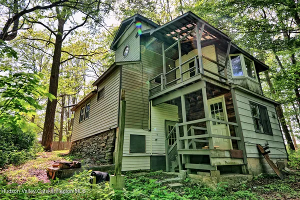 a view of a pathway with a house