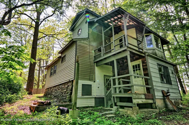 a view of a pathway with a house