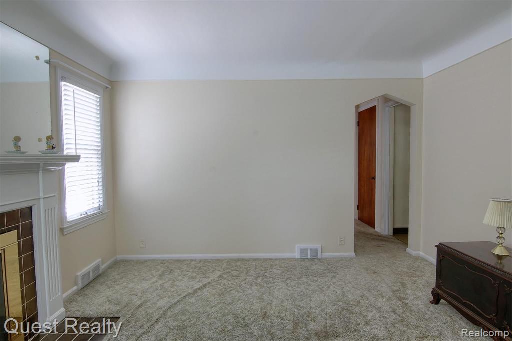 2132 Hampton Road Grosse Pointe Woods, MI 48236 - Photo 5 of 29