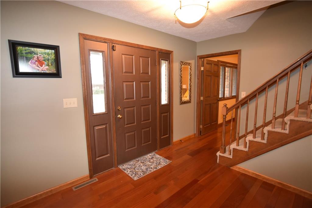 682 Ridgeview Lane Columbus, IN 47201 - Photo 3 of 18 Gallery Image 3