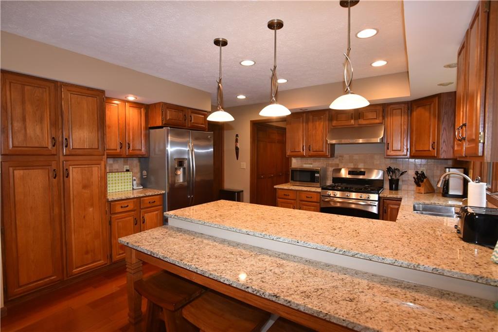 682 Ridgeview Lane Columbus, IN 47201 - Photo 4 of 18 Gallery Image 4