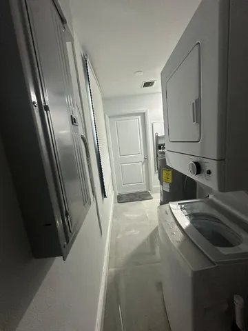 $1,200 | 441 San Mateo Drive, Palm Springs, FL 33461