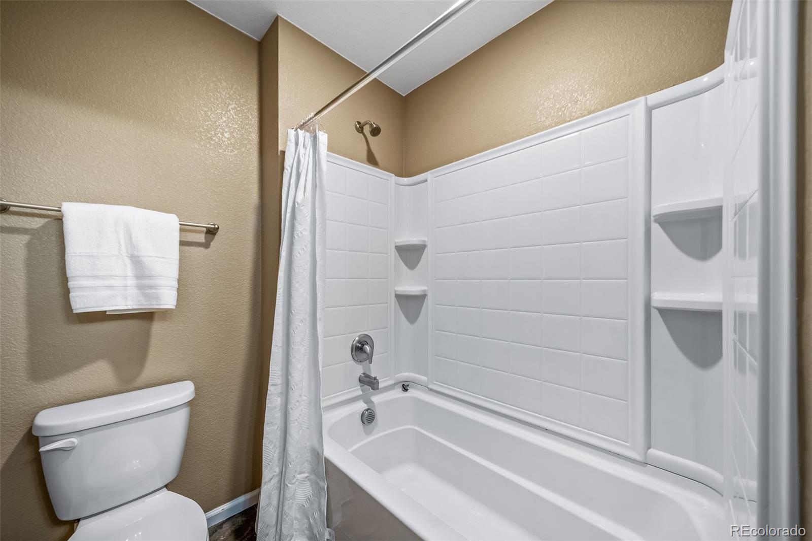 1 South Quantock Street Aurora, CO 80018 - Photo 25 of 43 a bathroom with a toilet and a bathtub