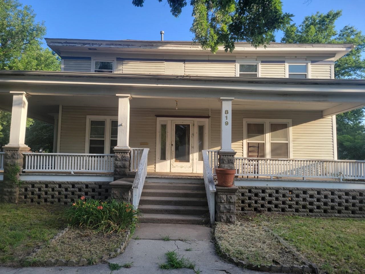 819 East 7th Avenue Winfield, KS 67156 - Photo 1 of 8