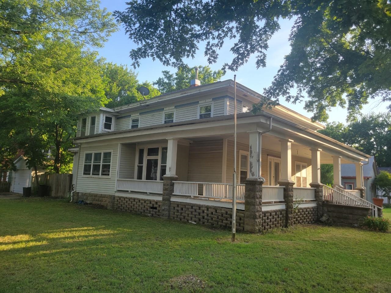 819 East 7th Avenue Winfield, KS 67156 - Photo 3 of 8