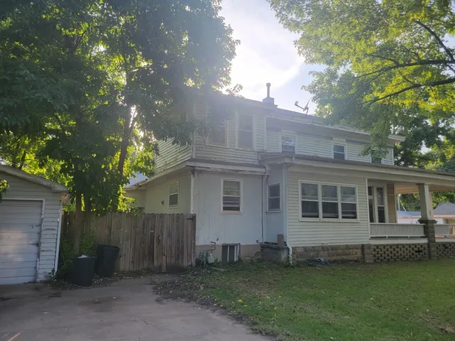 $99,900 | 819 East 7th Avenue, Winfield, KS 67156