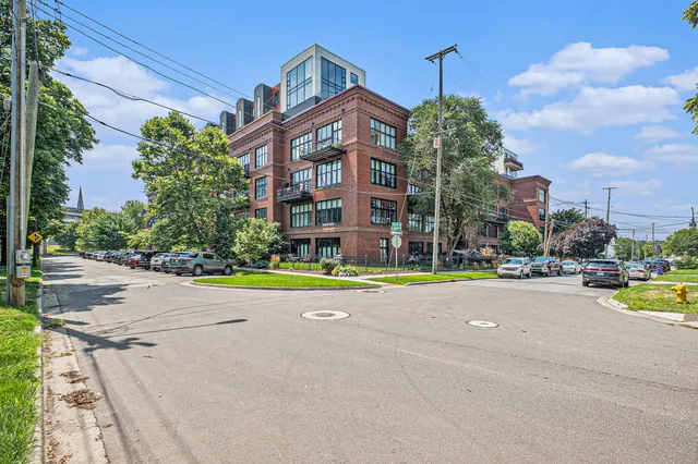 $329,900 | 600 Broadway Avenue Northwest, Unit 239, Grand Rapids, MI 49504