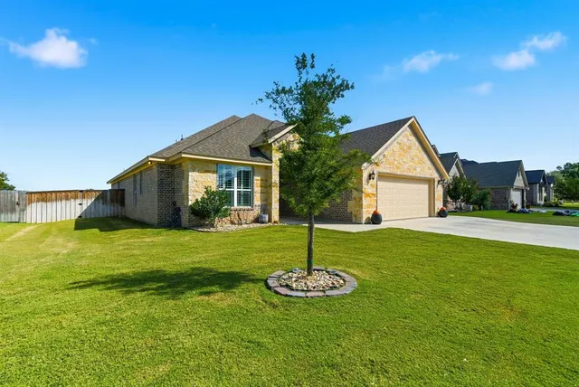 a view of a house with a backyard
