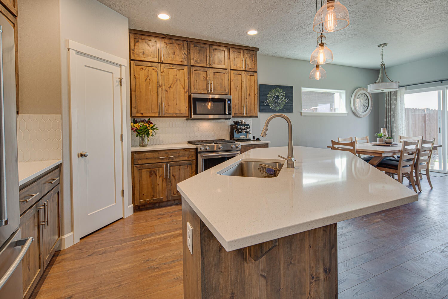 4741 Southwest Zenith Avenue Redmond, OR 97756 - Photo 6 of 34 Spacious kitchen w/custom upper cabinetry for additional storage, Quartz slab counters & tile backsplash.