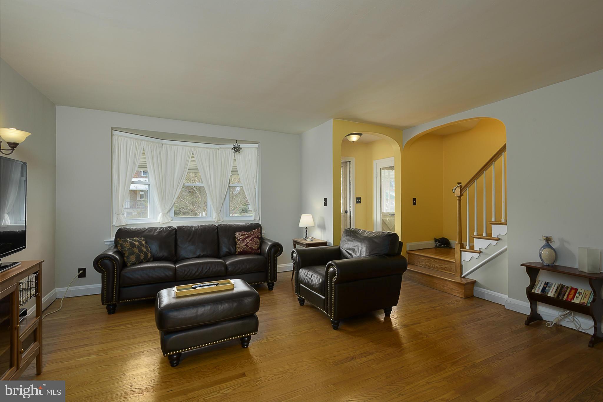 435 Overbrook Road Catonsville, MD 21228 - Photo 7 of 30 Living Room