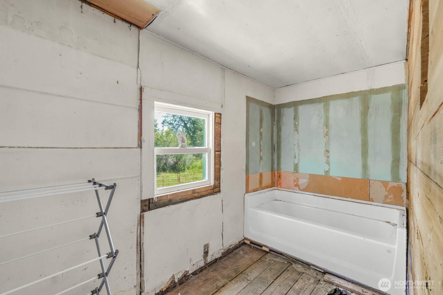 3220 Bickleton Highway Roosevelt, WA 99356 - Photo 9 of 17 a bathroom with a bathtub and a shower