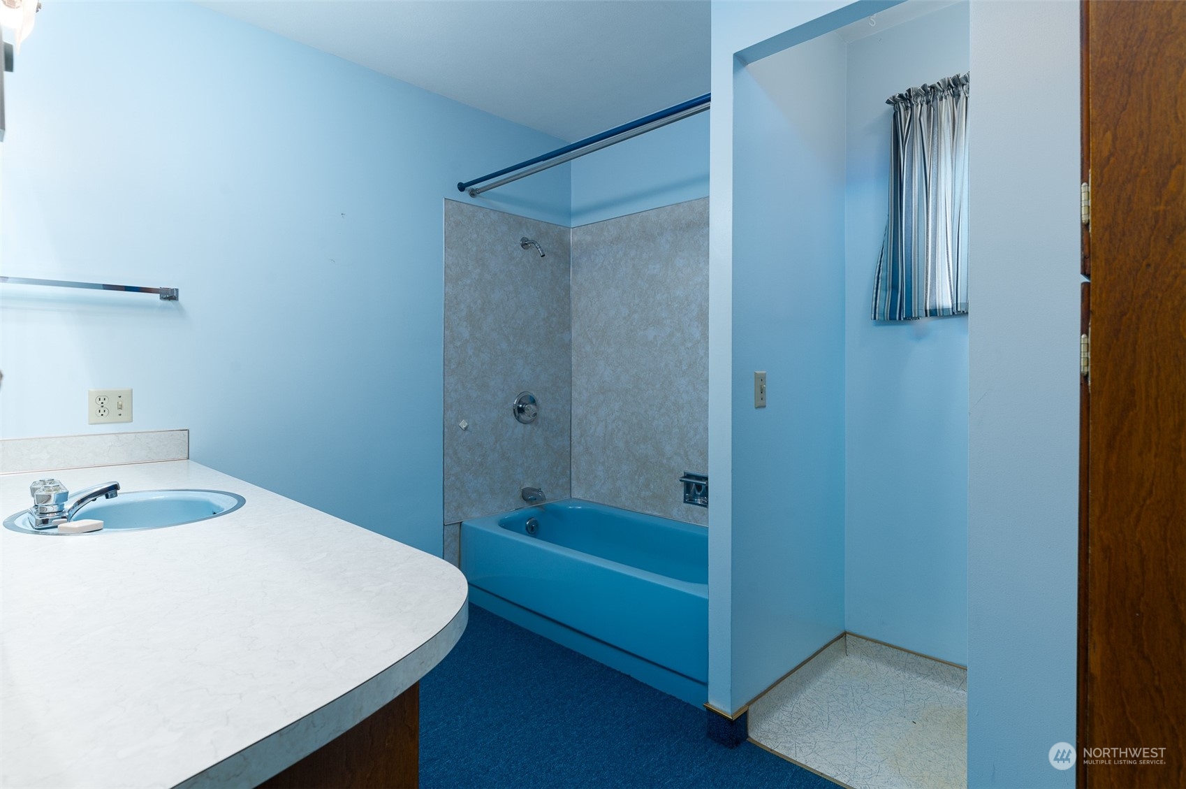 1275 West Axton Road Ferndale, WA 98248 - Photo 7 of 30 a bathroom with a bathtub and a sink