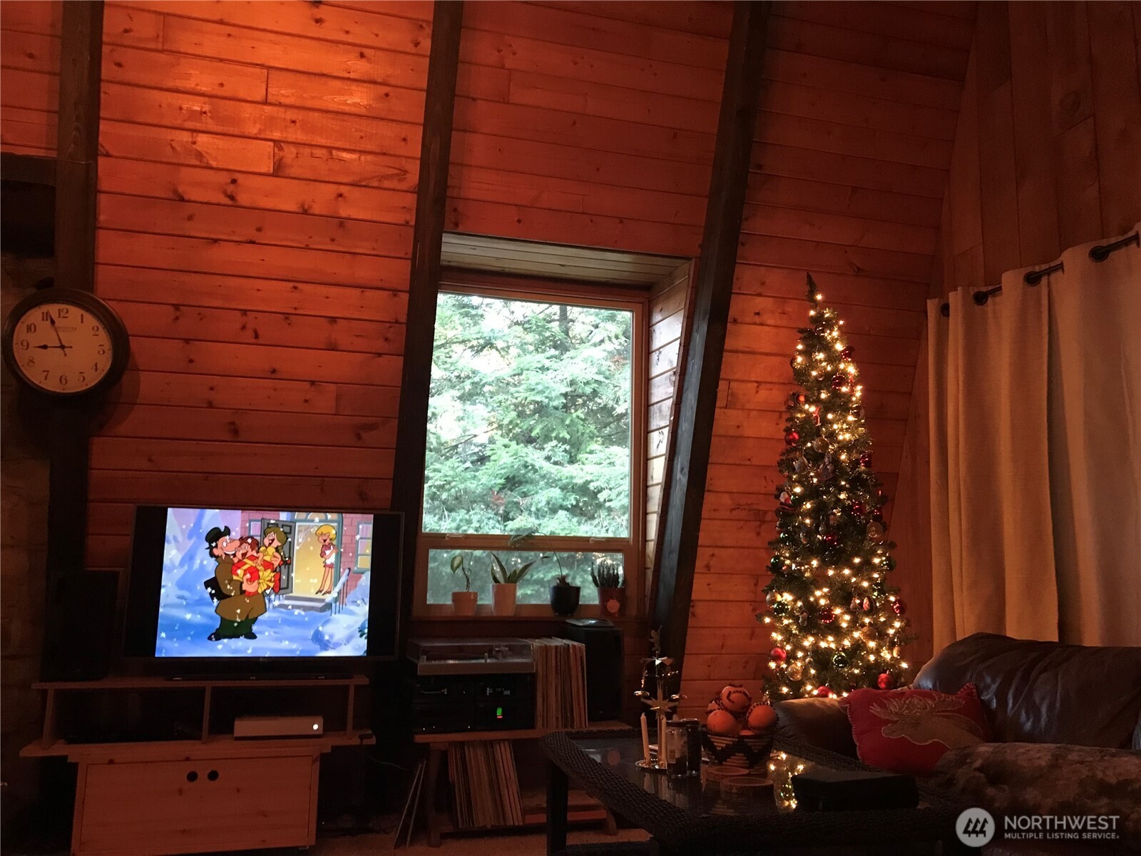 20 Deer Point Lane Ronald, WA 98940 - Photo 28 of 28 a room with wooden floor and a flat screen tv