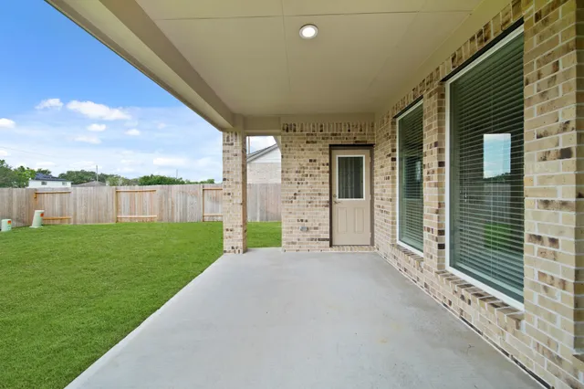 a view of a back yard