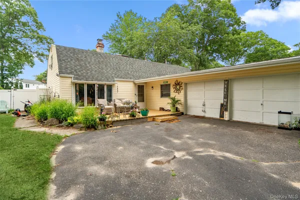 $700,000 | 39 All Points Terrace, Holbrook, NY 11741