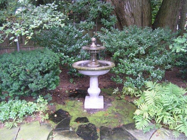 85 Touraine Road Grosse Pointe, MI 48236 - Photo 20 of 22 Fountain