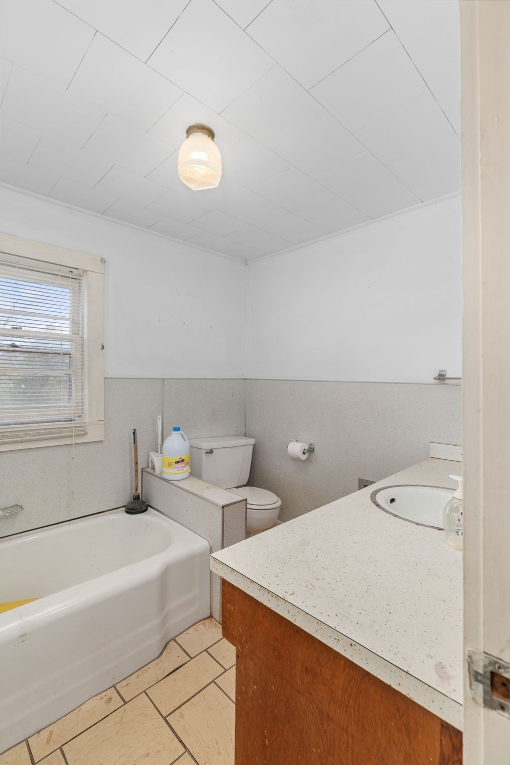 11051 Highway 64 Lexington, AL 35648 - Photo 17 of 44 a bathroom with a toilet and a tub