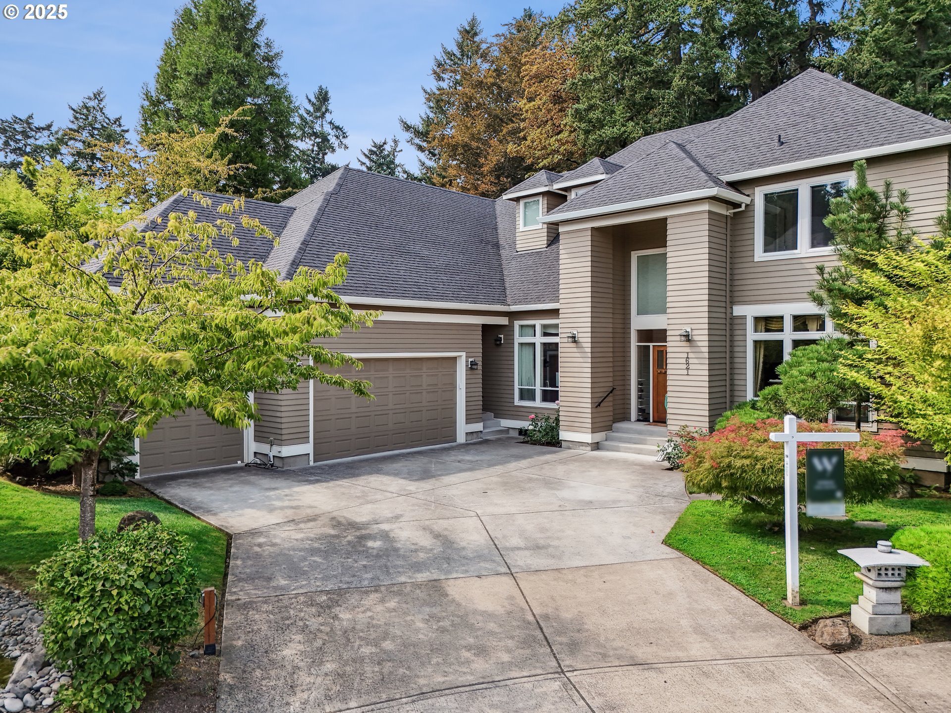 1621 Southeast McBrod Avenue Milwaukie, OR 97222 - Photo 2 of 41 a front view of a house with garden