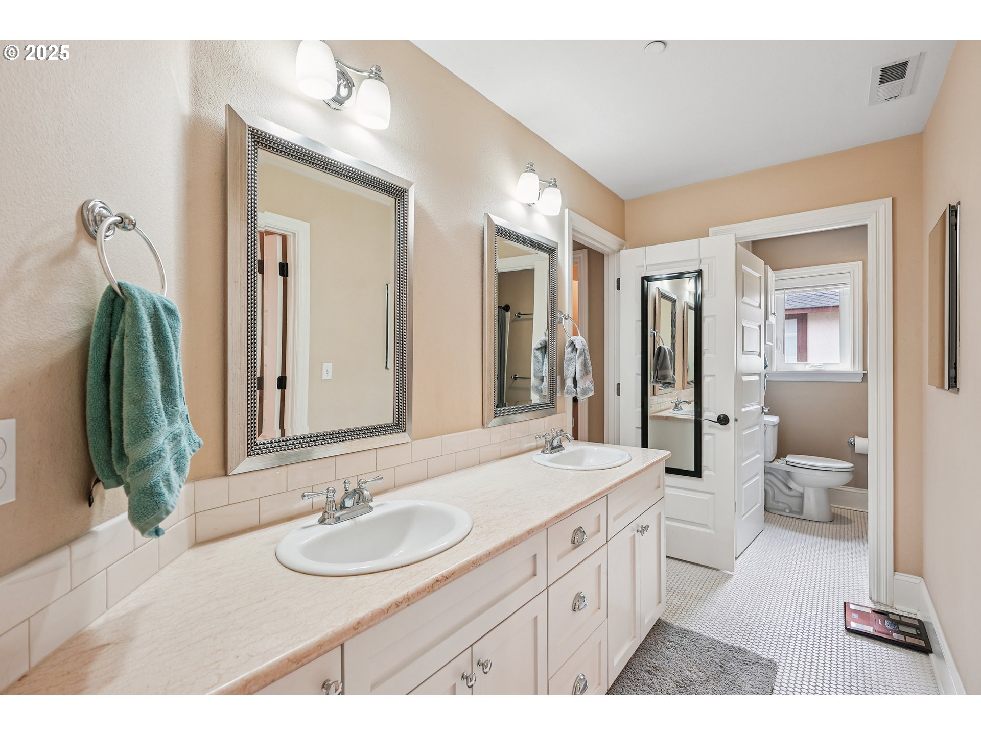 1621 Southeast McBrod Avenue Milwaukie, OR 97222 - Photo 25 of 41 a en suite bathroom with a double vanity sink and a mirror