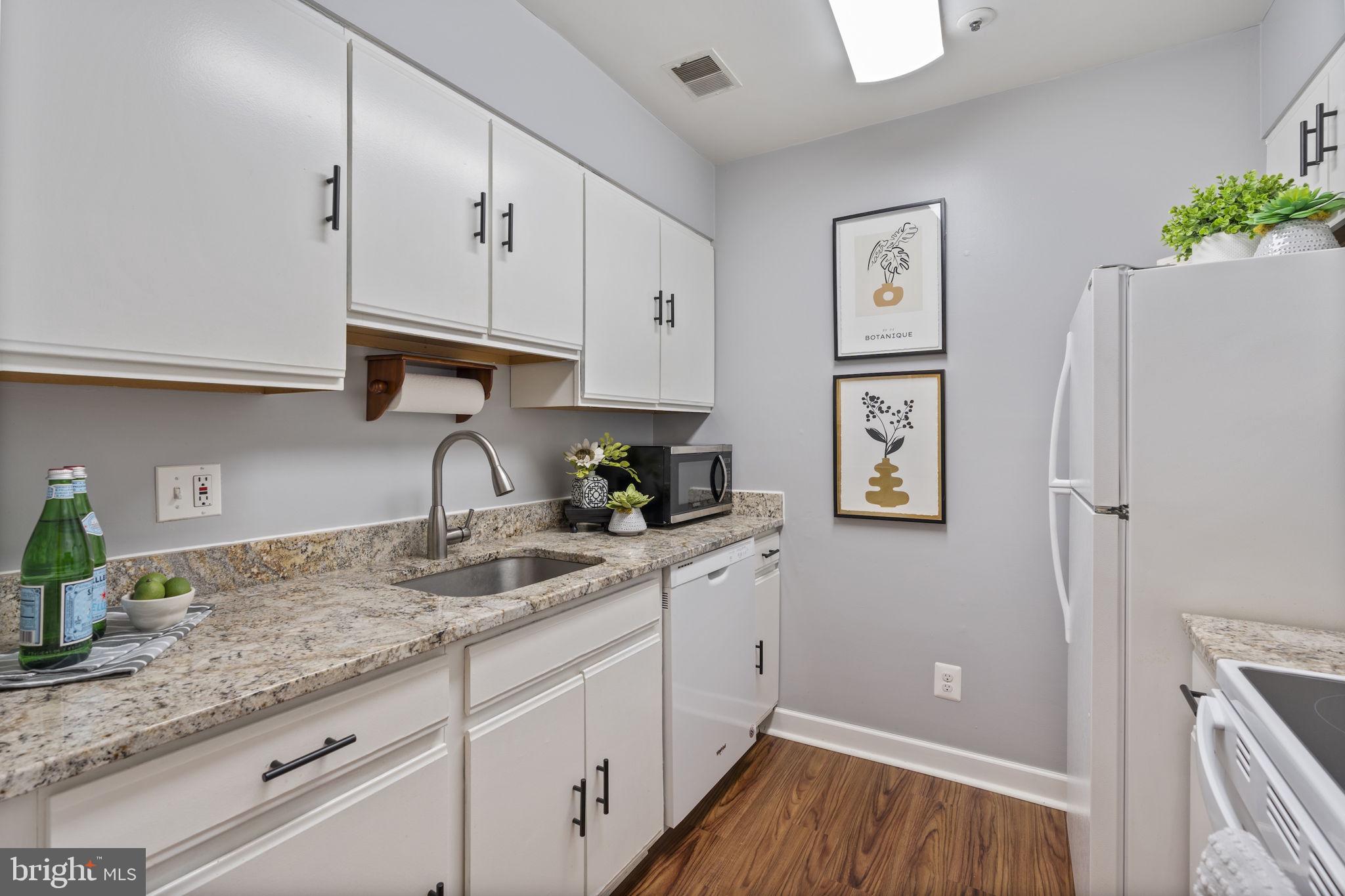 4910 Columbia Road, Unit 1 118 Columbia, MD 21044 - Photo 9 of 35 Kitchen