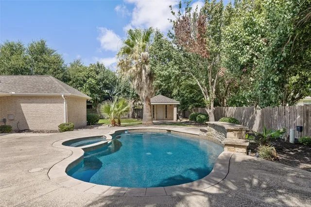 a view of a house with backyard