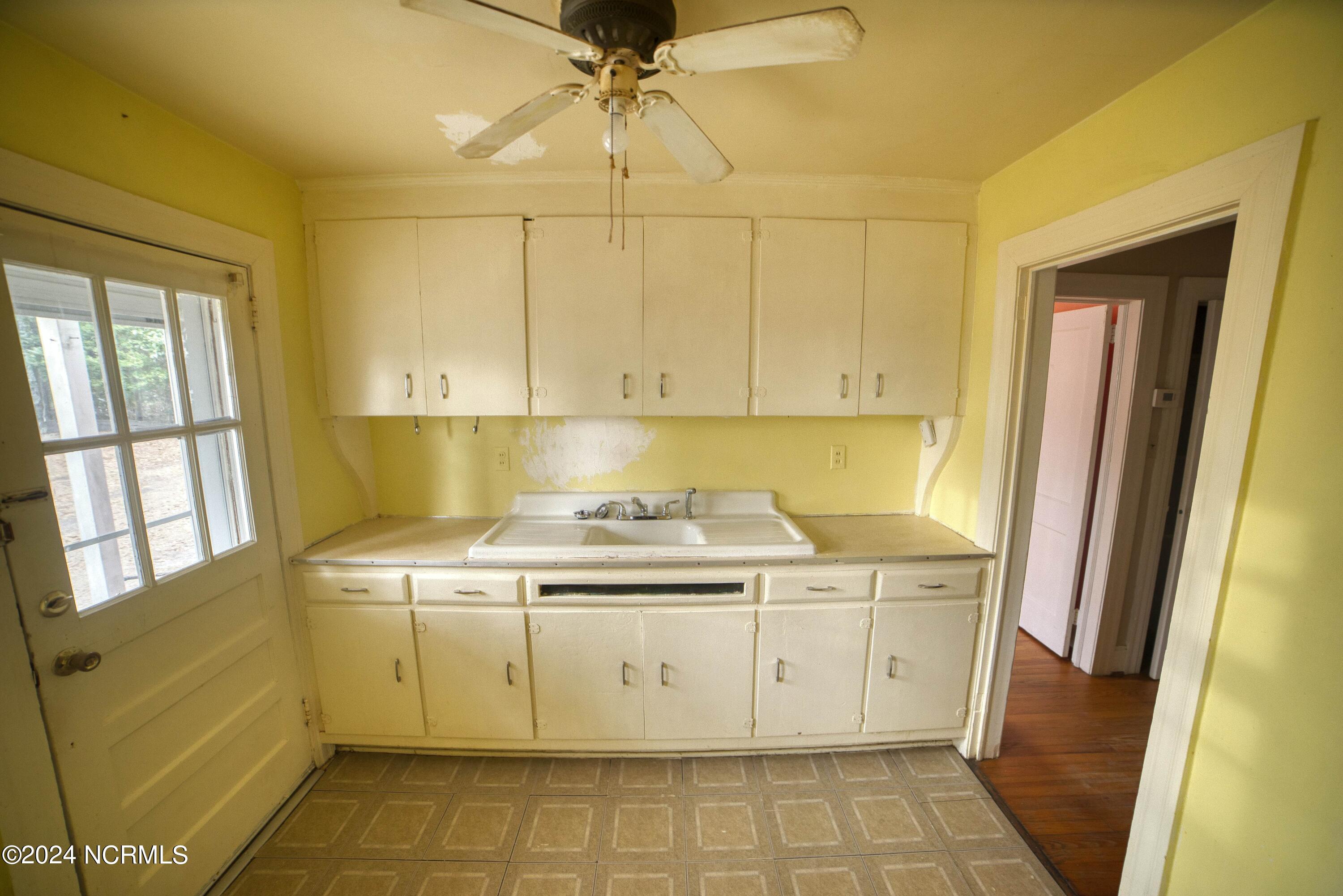 1707 Rosedale Avenue Kinston, NC 28504 - Photo 2 of 13 Kithen