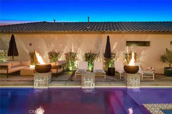 a view of a yard in front of a house