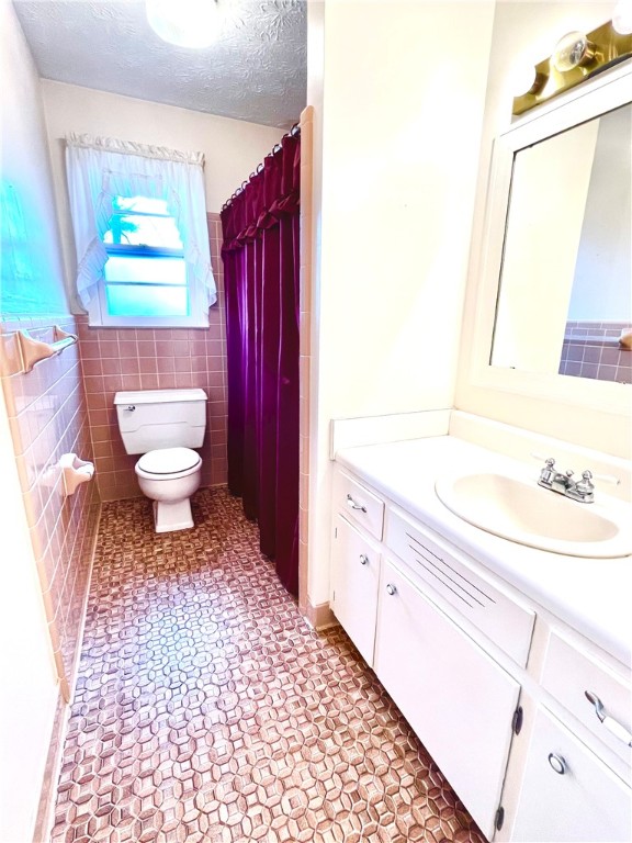 206 Park Road Belton, SC 29627 - Photo 17 of 25 Hall bathroom on the left of the hall.