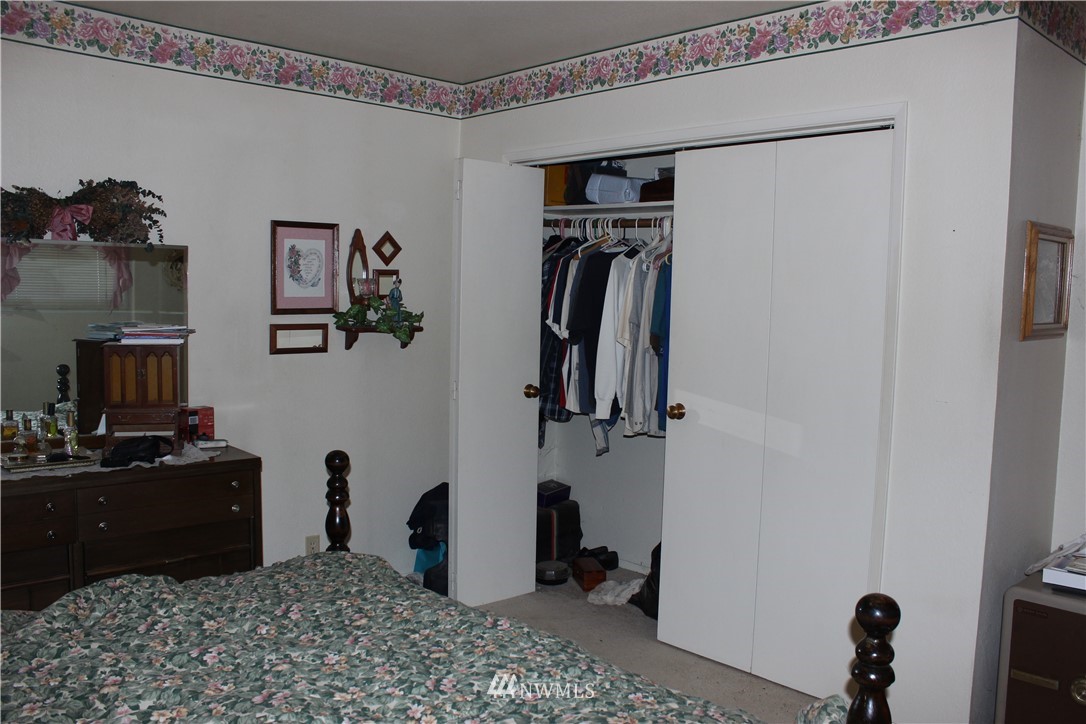 5390 Sand Road Bellingham, WA 98226 - Photo 22 of 40 a bedroom with a workspace
