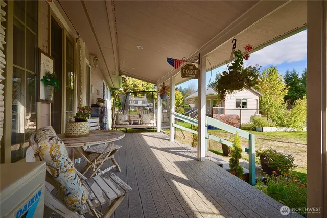 a view of a house with backyard