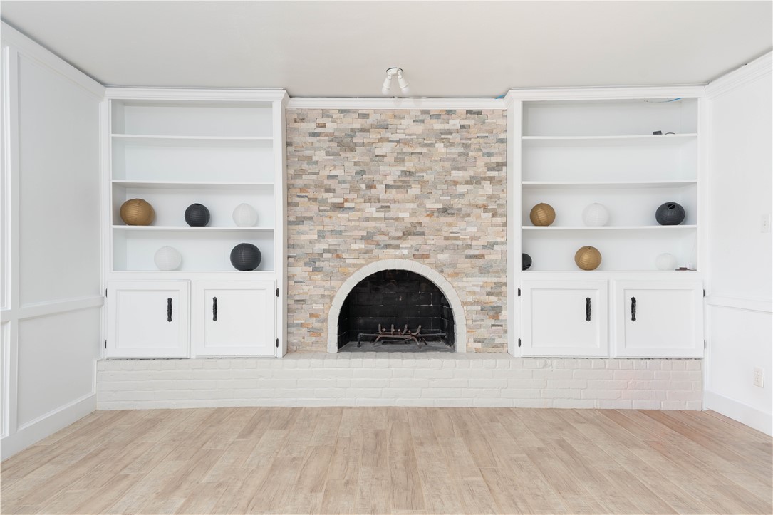 6402 Clearlake Circle Corpus Christi, TX 78413 - Photo 8 of 29 a view of a livingroom with a fireplace