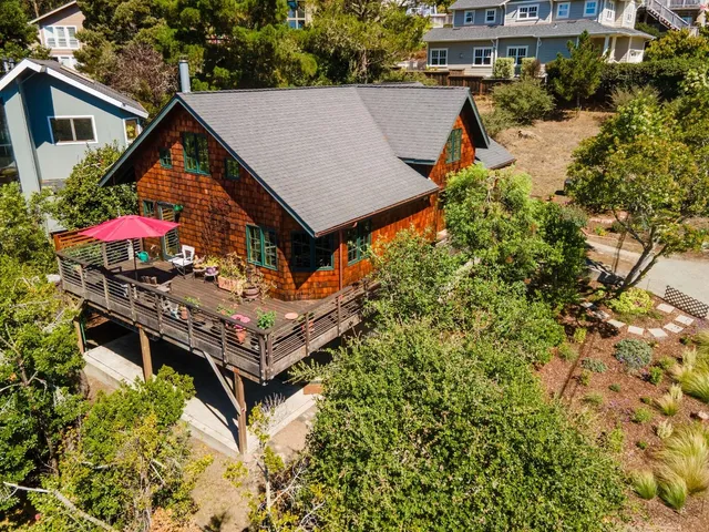 $1,595,000 | 401 Avenue Del Oro, El Granada, CA 94019