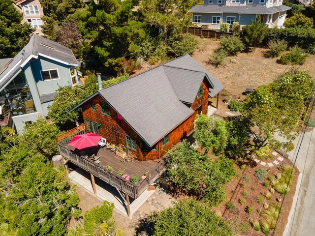 $1,595,000 | 401 Avenue Del Oro, El Granada, CA 94019